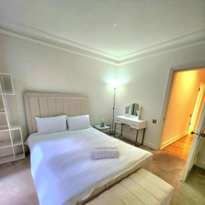 One bedroom flat with private terrace in Queen's gate
